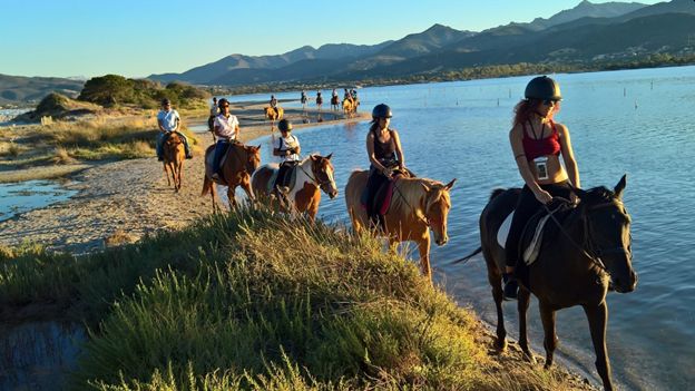 La passeggiata a cavallo sulla spiaggia